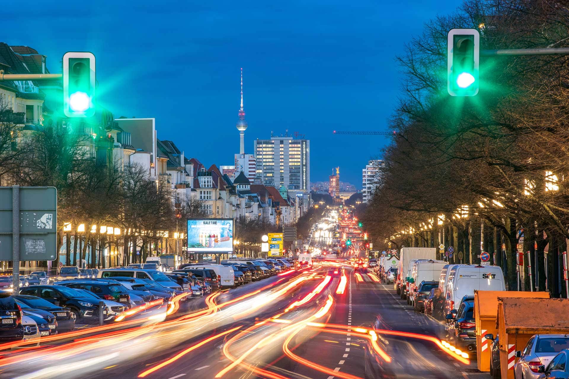 Eine Straße in Berlin in der Dämmerung