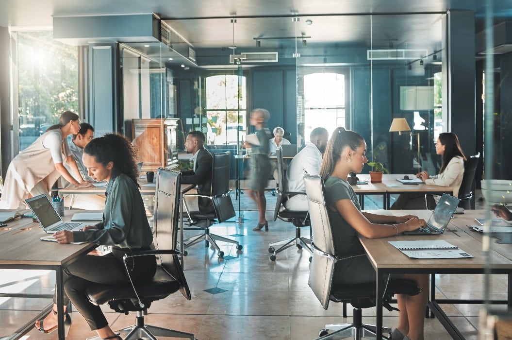 Mitarbeitende eines Startups im Büro