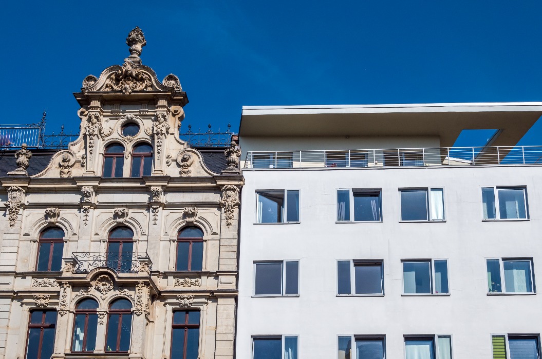 Altbau und Neubau