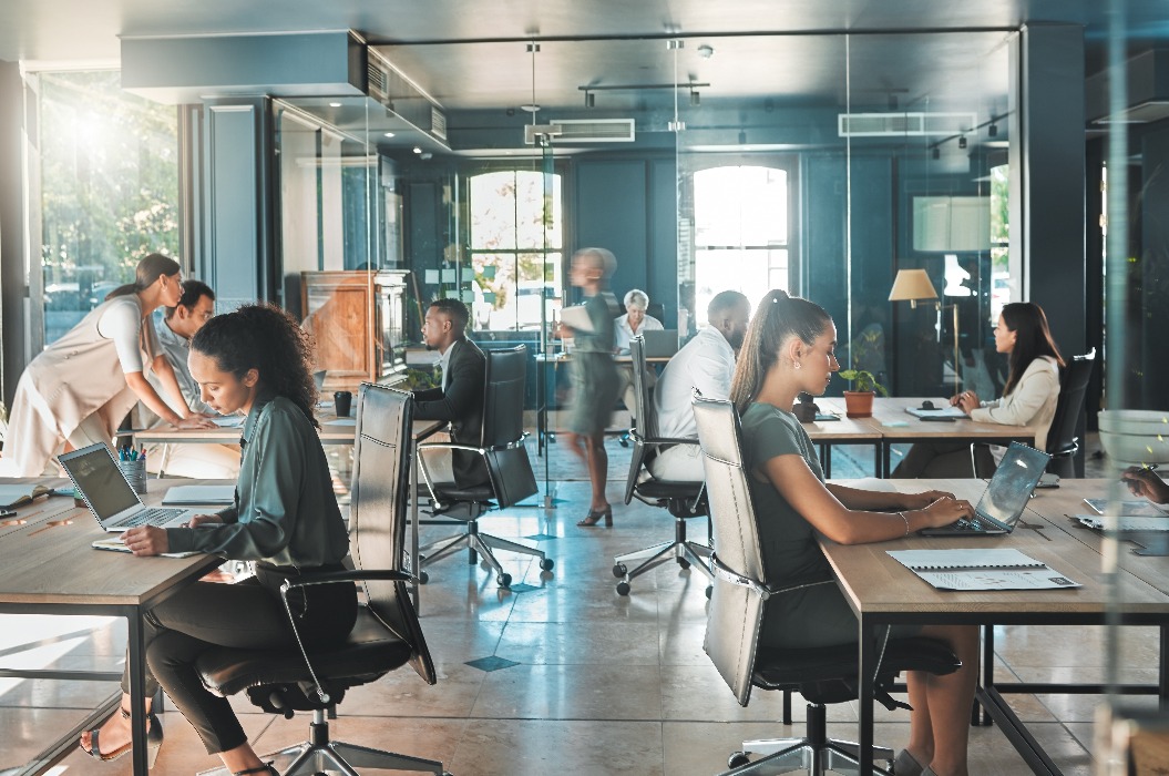 Geschäftsleute arbeiten in einem geschäftigen Marketing-Büro, planen ihre Strategie in Büchern und lesen E-Mails auf dem Laptop bei der Arbeit. Geschäftsmann, Geschäftsfrau und Arbeiter in einem neu gegründeten Werbeunternehmen