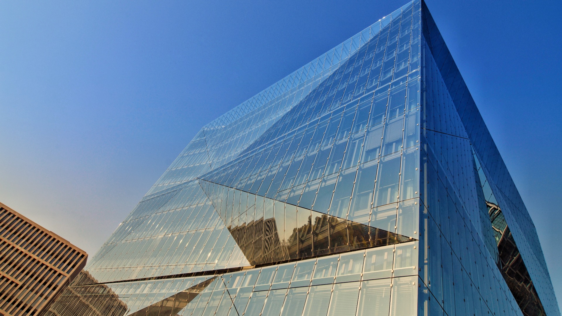 Niedriger Blickwinkel auf ein modernes Bürogebäude in Berlin