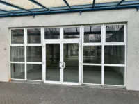 Zugang und Fensterfront der Ladenfläche
