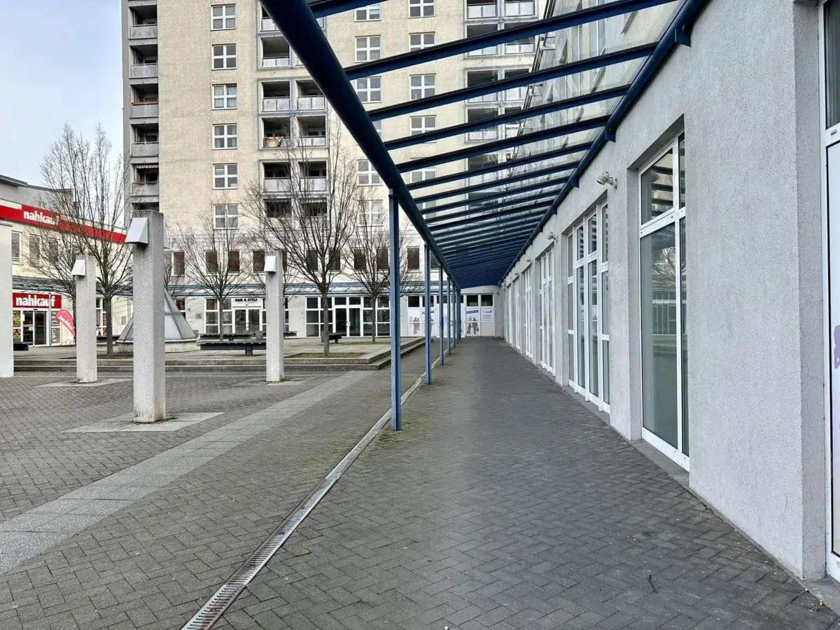 Überdachter Fußweg im Quartier