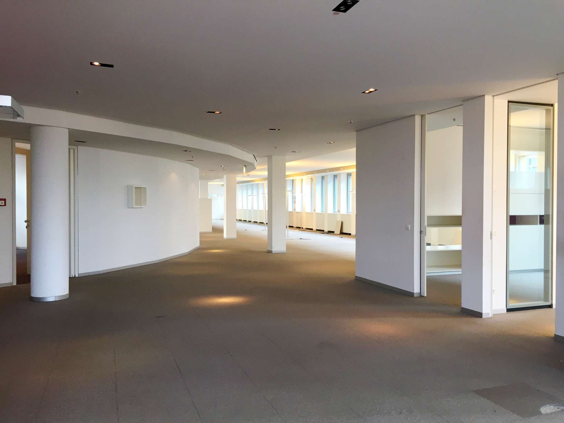 Beispielbüro - Arbeiten mit Blick auf die Spree