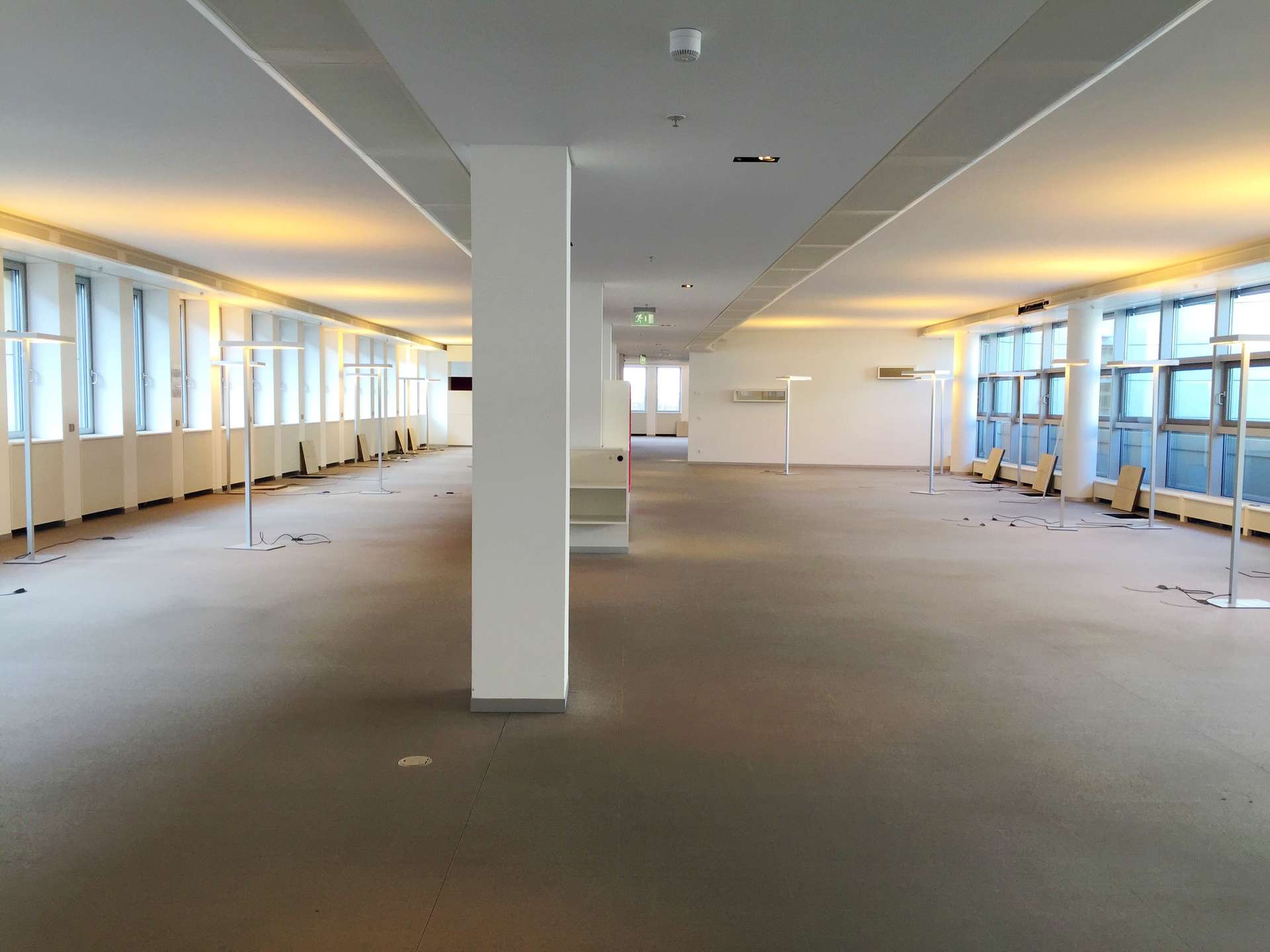 Beispielbüro - Arbeiten mit Blick auf die Spree