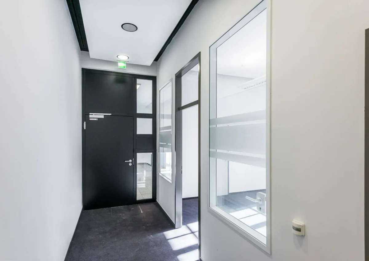 Eingang mit Glasabtrennung