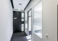 Eingang mit Glasabtrennung