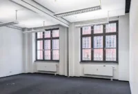 Büroraum mit zwei Fenstern