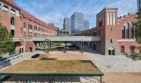 Campusansicht mit Verbindungsbrücke