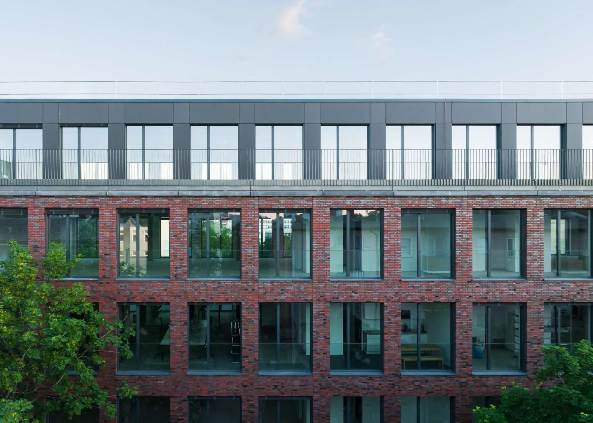 Architekturdetail der Neubaufassade