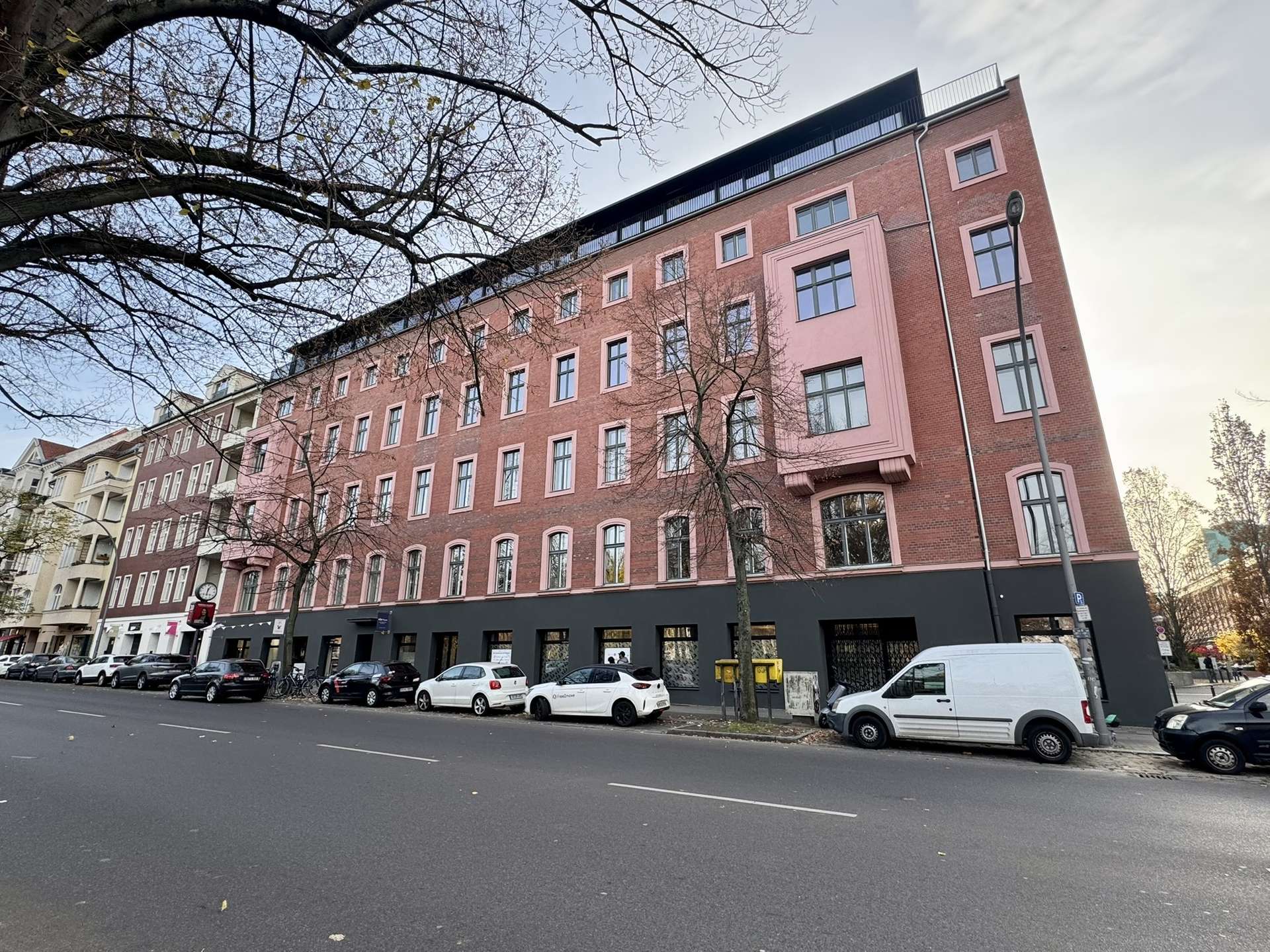 Straßenansicht - Bürofläche und Ladenfläche in Tiergarten zu vermieten