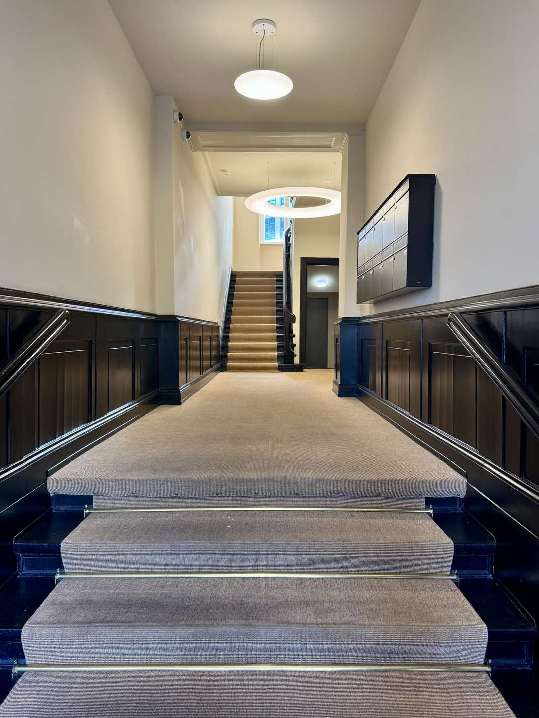 Eingang Nr. 104 - Bürofläche und Ladenfläche in Tiergarten zu vermieten