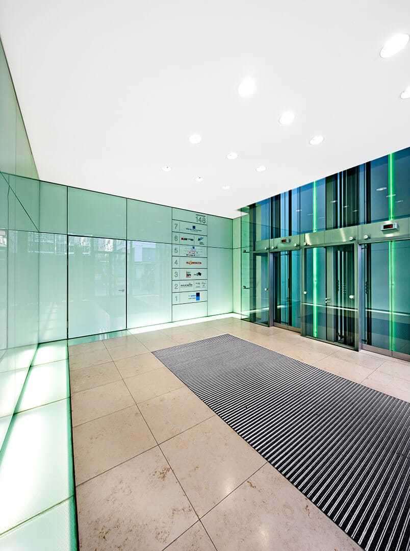 Bild - Am S- und U-Bahnhof Friedrichstraße!