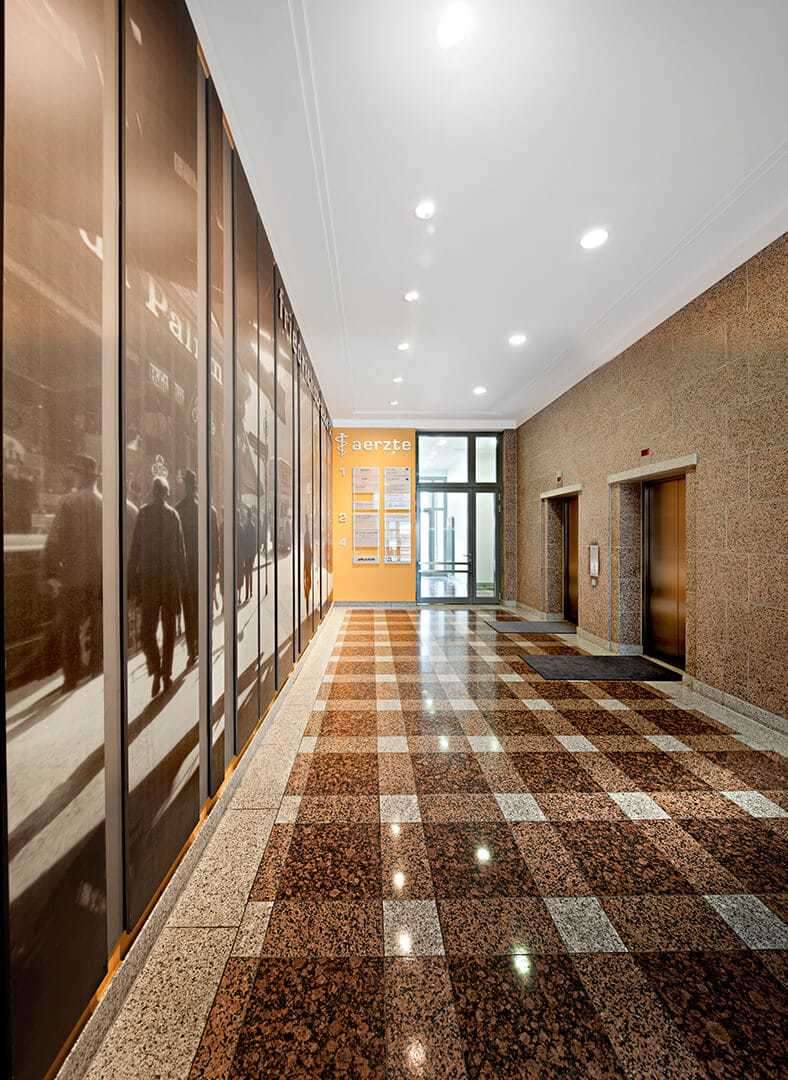 Bild - Am S- und U-Bahnhof Friedrichstraße!