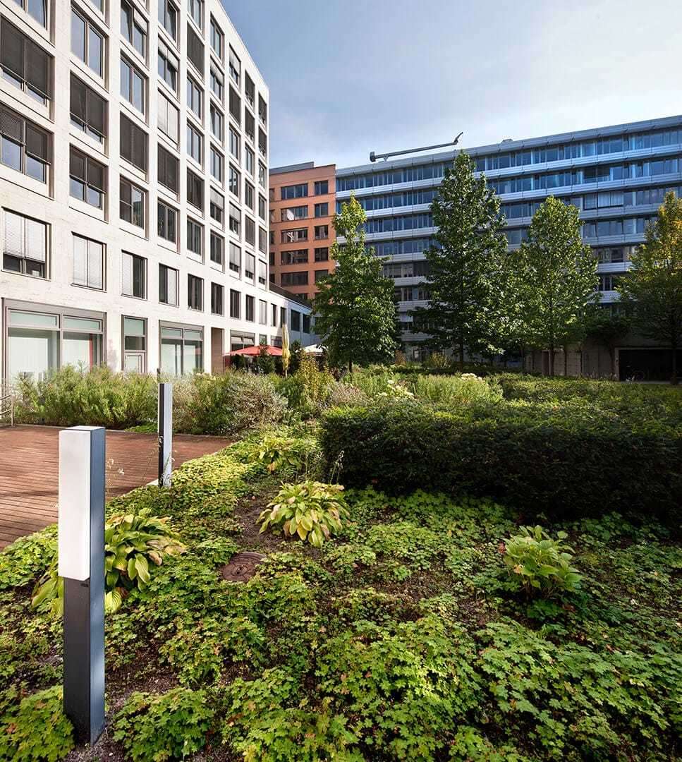 Bild - Am S- und U-Bahnhof Friedrichstraße!