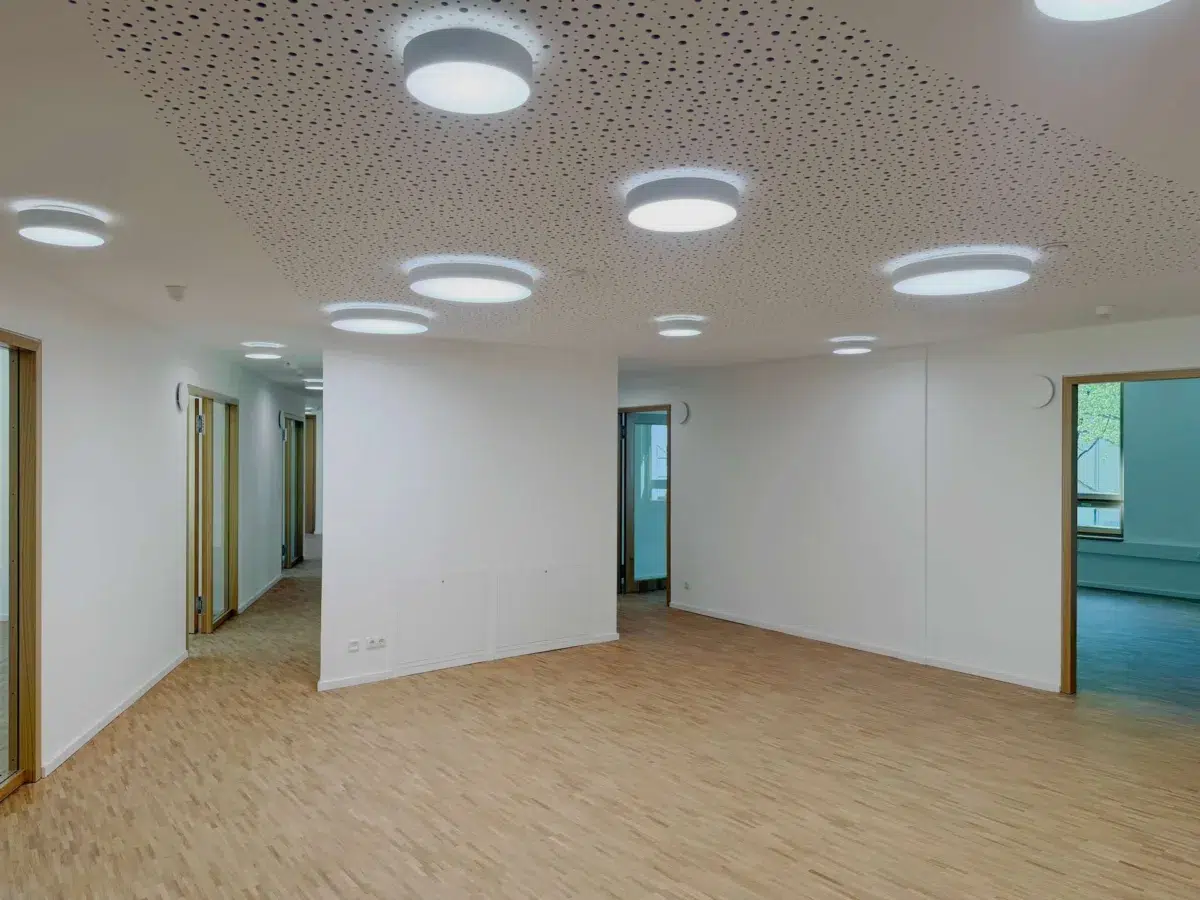 Offener Bürobereich mit Akustikdecke