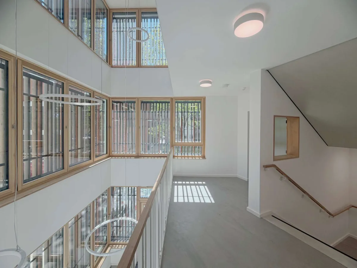 Treppenhaus mit Glasfront