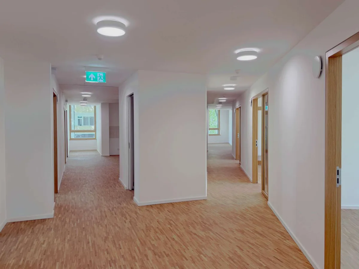 Flur und Bürozugänge