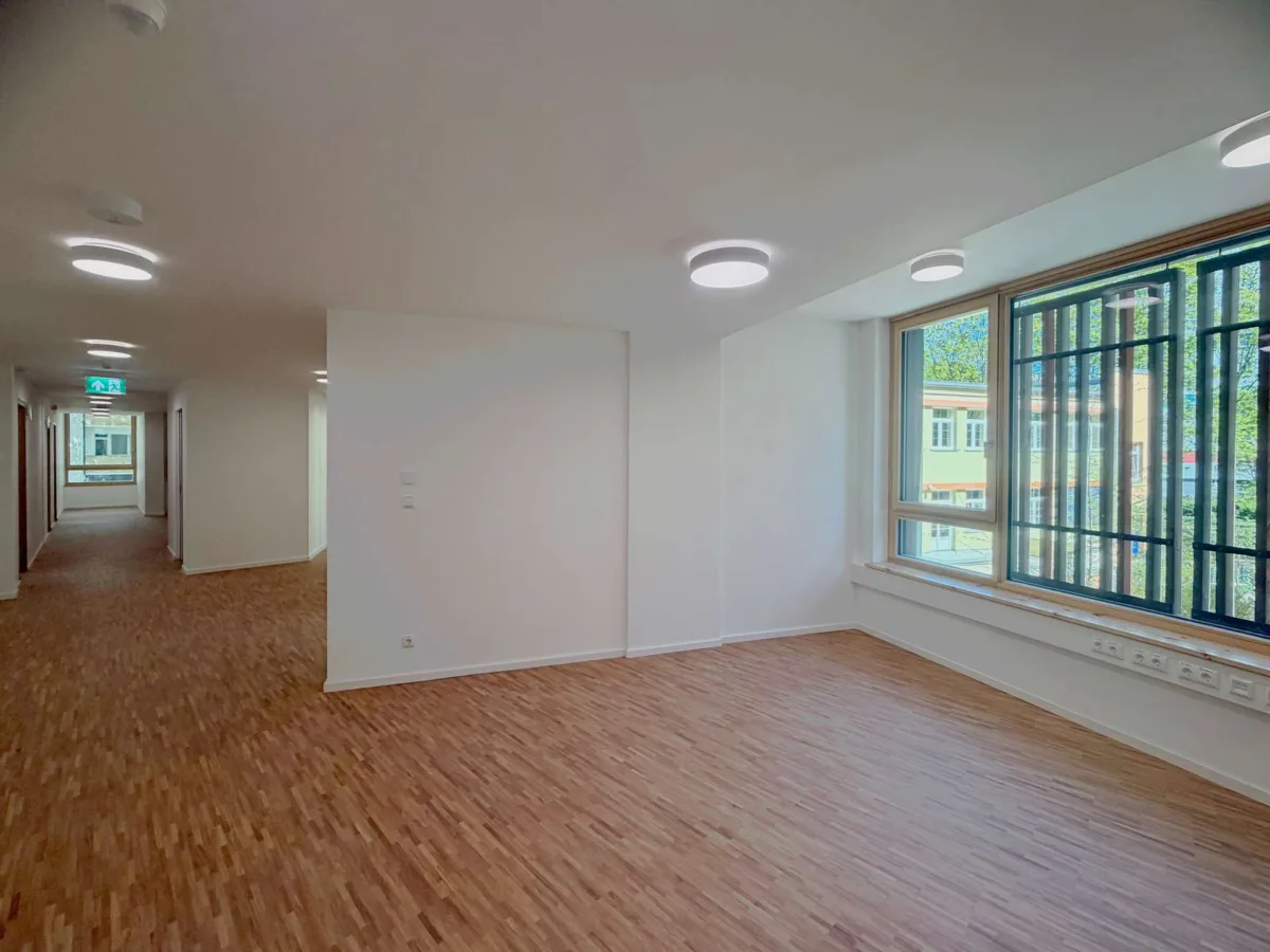 Büroraum mit Parkett und Fensterfront