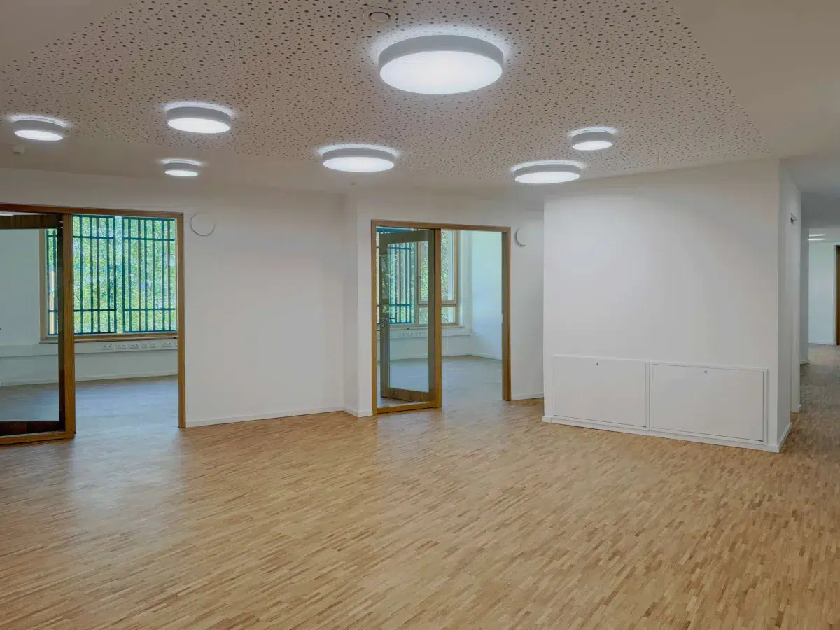 Offener Arbeitsbereich mit Akustikdecke