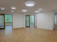 Offener Arbeitsbereich mit Akustikdecke