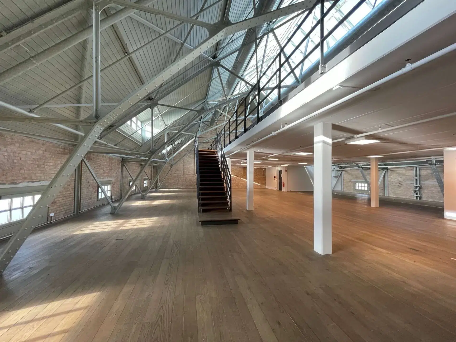 Büroloft mit Galerie und sichtbarer Dachkonstruktion, 10245 Berlin, Bürofläche