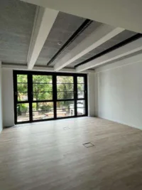Büroraum mit großflächiger Fensterfront