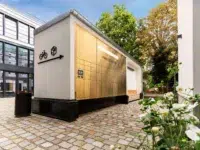 Paketstation im begrünten Innenhof
