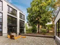 Begrünter Innenhof mit Sitzbereichen