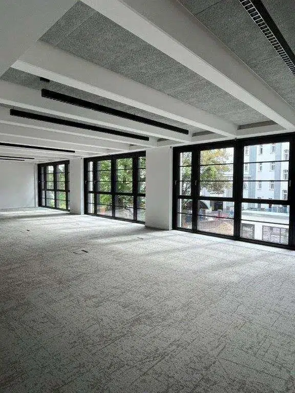 Großzügige Bürofläche mit Fensterfront