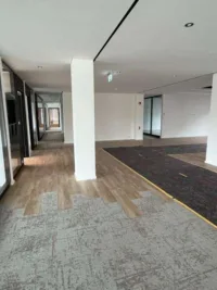 Offene Bürofläche mit gemischtem Bodenbelag
