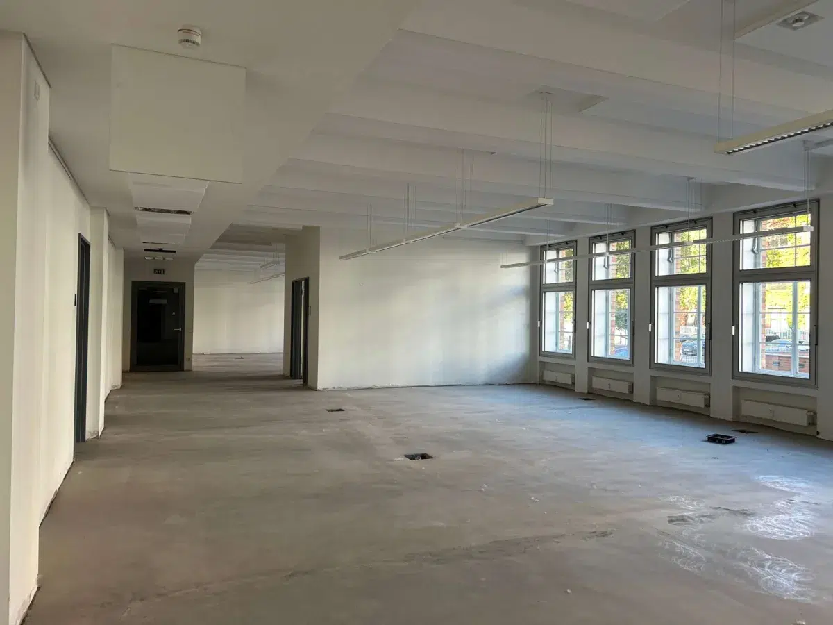 Offener Arbeitsbereich mit Tageslicht