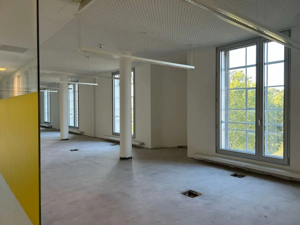 Bürofläche mit verglasten Besprechungsräumen
