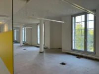 Bürofläche mit verglasten Besprechungsräumen