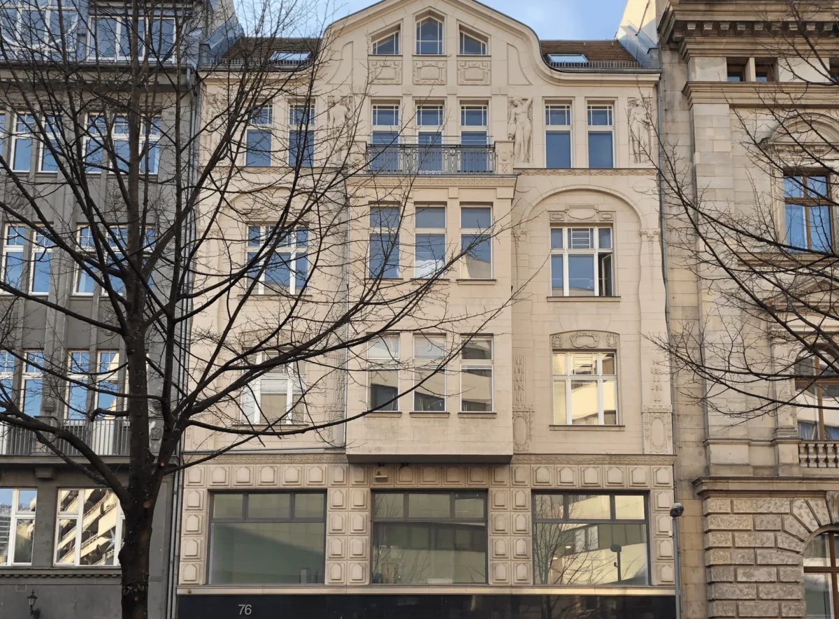 Straßenfassade mit Erker
