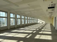 Heller Arbeitsplatz an der Fensterfront