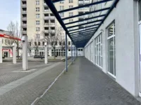 Überdachter Fußweg im Quartier