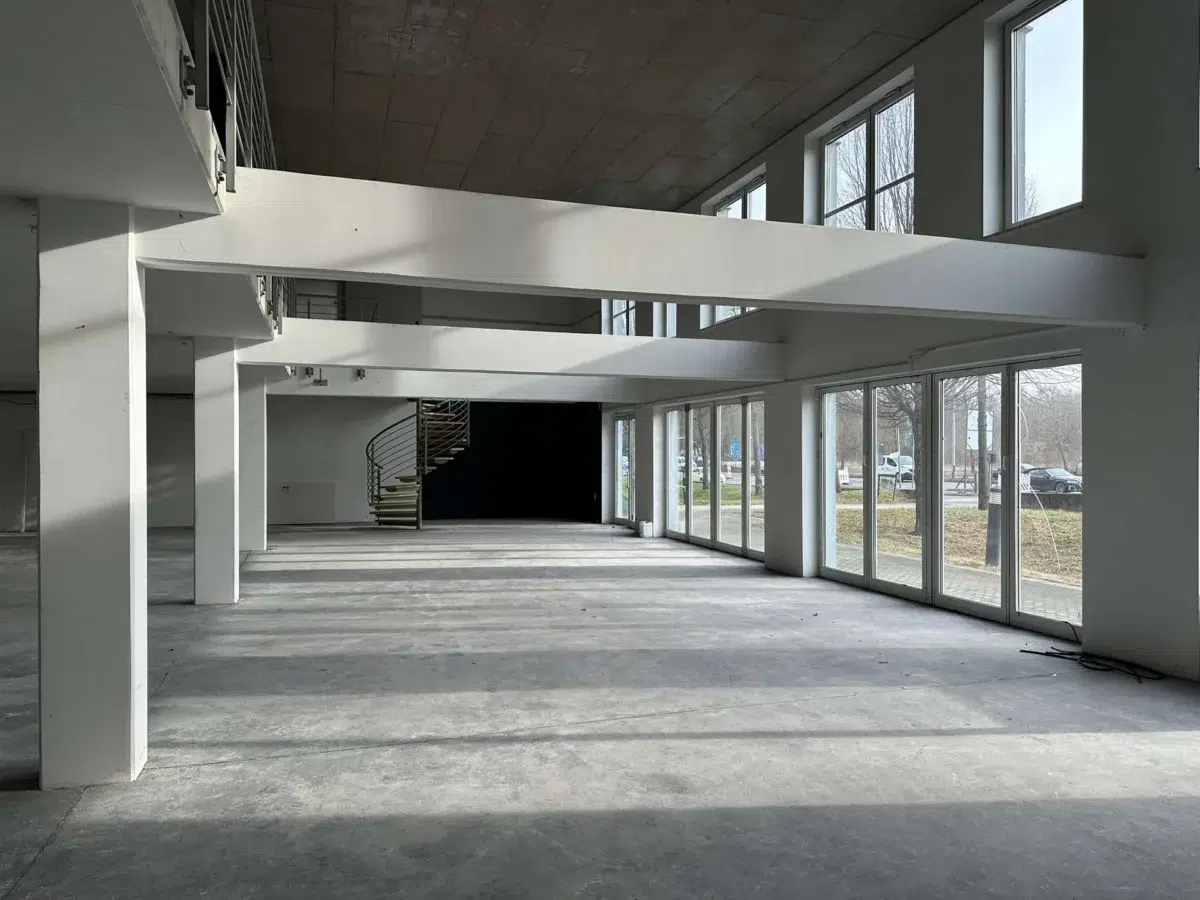 Galerie und großzügige Fensterfront