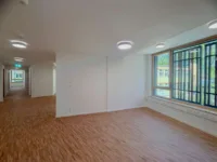 Büroraum mit Parkett und Fensterfront