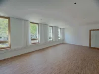 Heller Büroraum mit Fensterfront