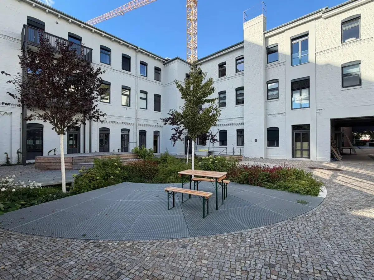 Historischer Innenhof mit weißen Bestandsfassaden