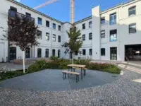Historischer Innenhof mit weißen Bestandsfassaden