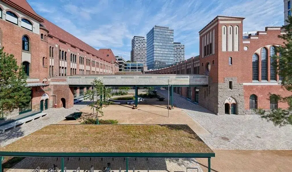 Campusansicht mit Verbindungsbrücke