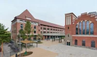 Außenansicht historischer Postbahnhof