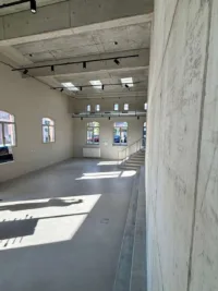 Offene Bürofläche mit Betonstützen