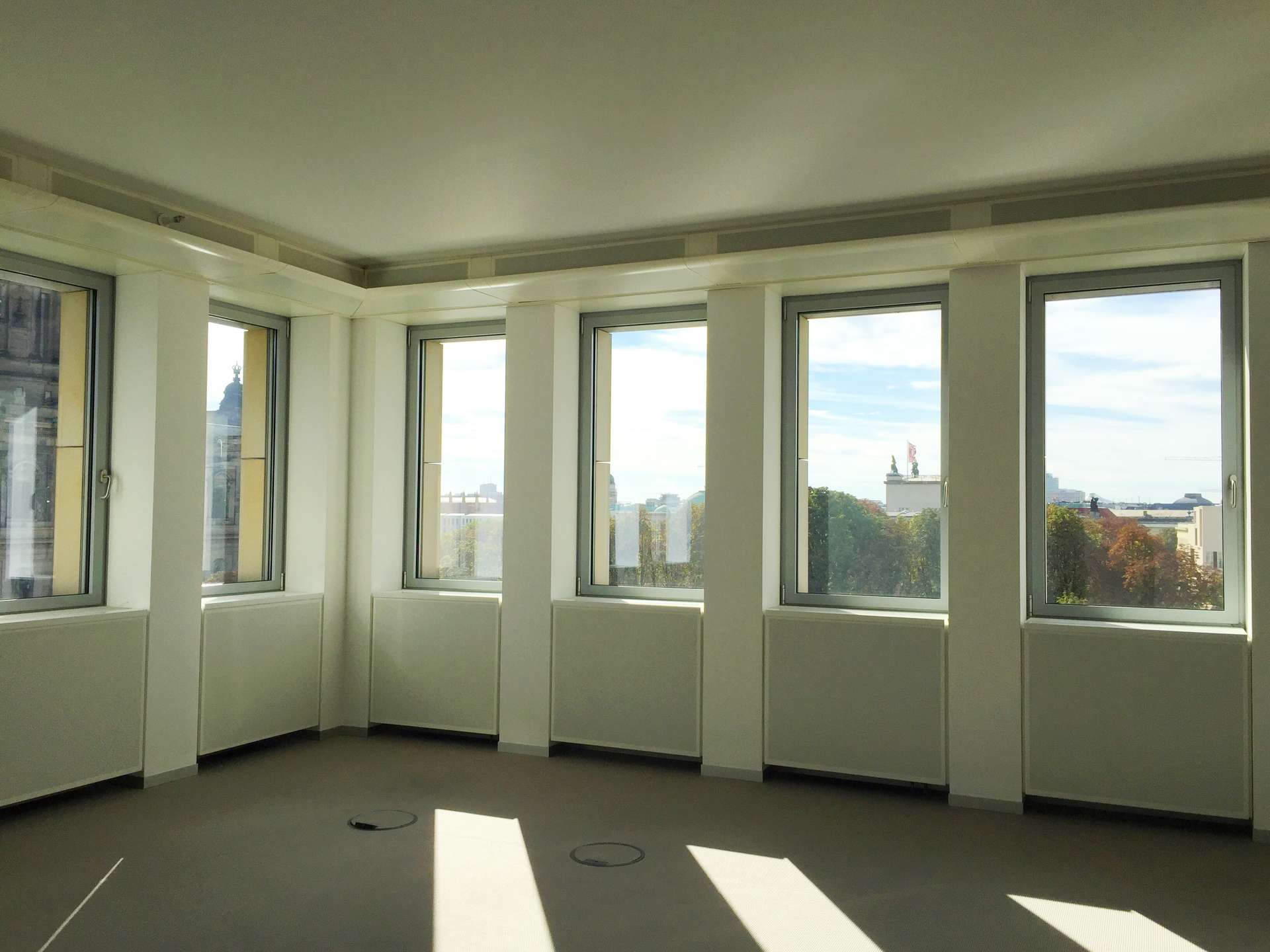 Beispielbüro - Arbeiten mit Blick auf die Spree