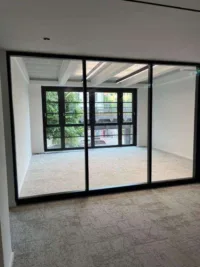 Verglaster Büroraum mit Fensterfront
