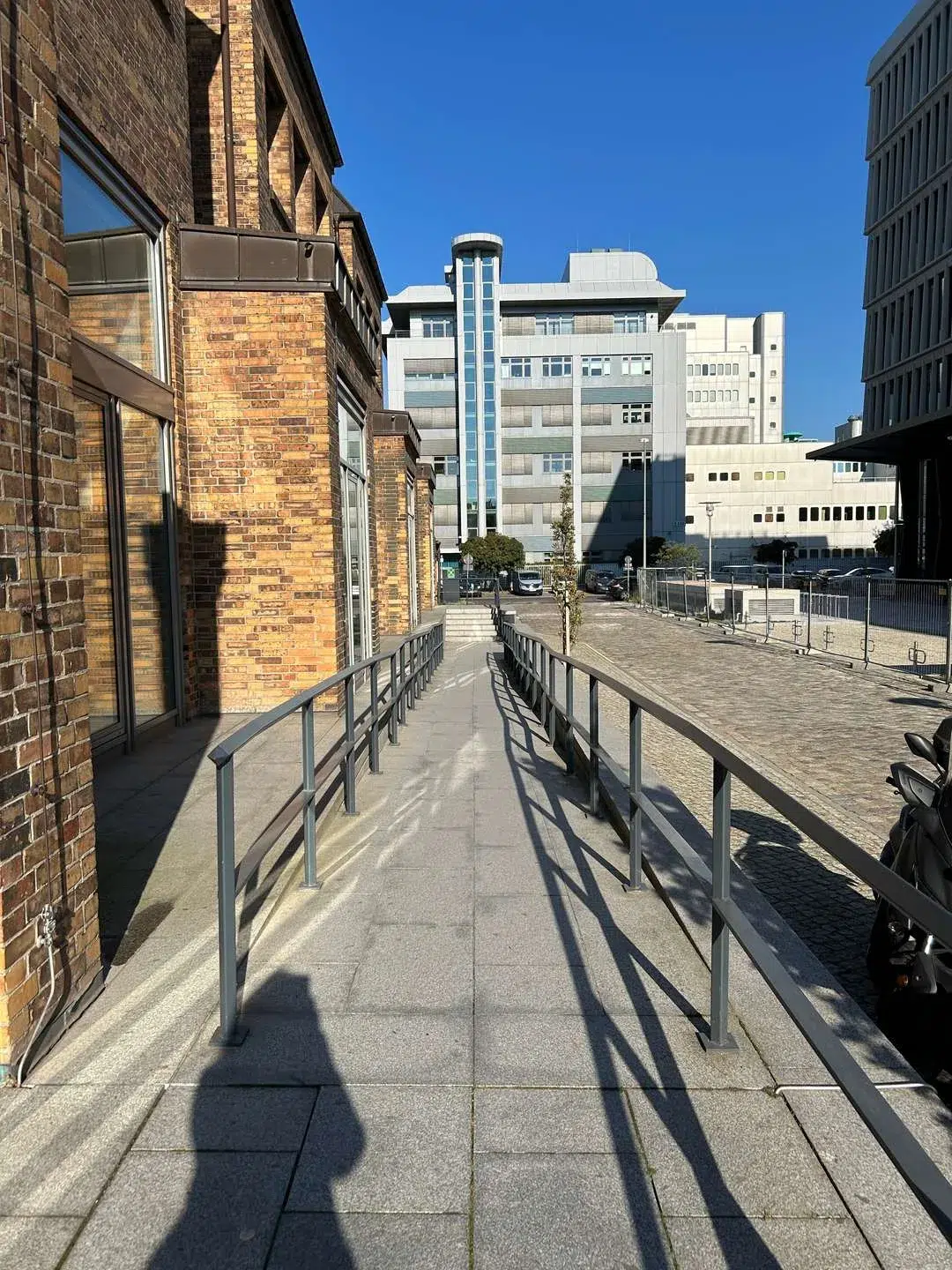 Backsteinfassade mit begrüntem Vorplatz