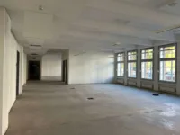 Offener Arbeitsbereich mit Tageslicht