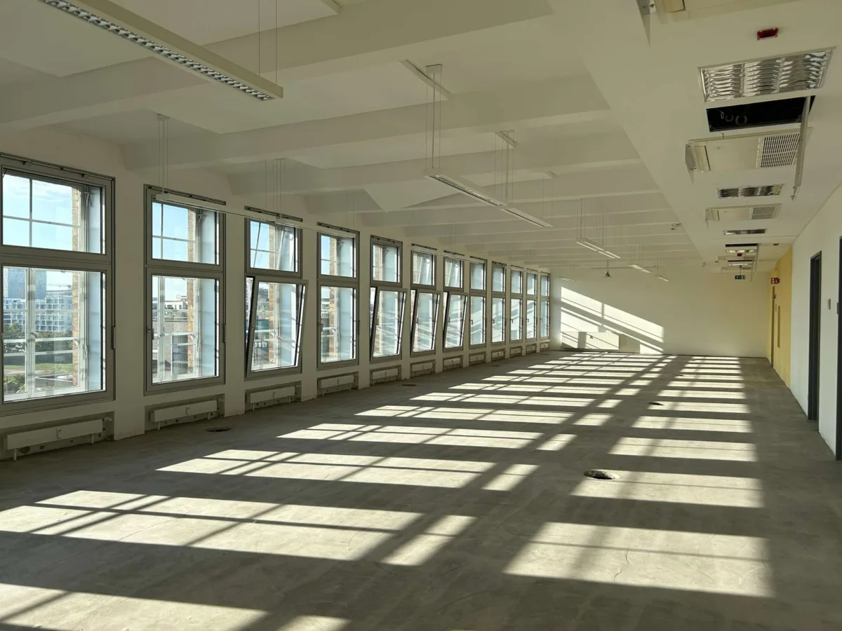 Heller Arbeitsplatz an der Fensterfront